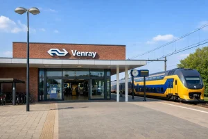 Bedrijven in Venray Realistisch beeld van station Venray bij daglicht met perron en trein